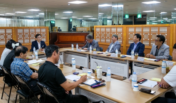 ▲우승희 영암군수가 지역문화예술인들과 ‘41번째 ‘소통의 창을 여는 시간, 목요대화’를 가졌다.(사진제공=영암군)