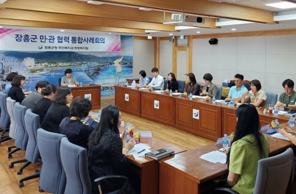 ▲장흥군은 지난 8월 29일 11개 기관 20명이 참여해 위기에 처한 사례관리대상자들의 안정된 생활을 지원하기 위한 통합사례회의를 개최했다.(사진제공=장흥군)