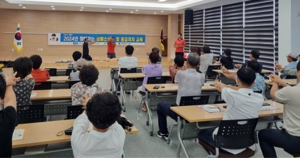 ▲장흥군은 응급상황 신속한 대처 능력을 높이기 위해 ‘2024년 찾아가는 심폐소생술 및 응급처치 교육’을 실시했다.(사진제공=장흥군)