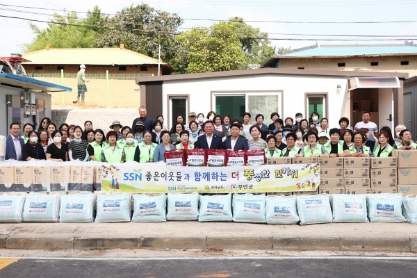▲무안군은 3일 추석 명절을 맞아 ‘The 풍성한 한가위나눔’ 행사를 진행했다.(사진제공=무안군)
