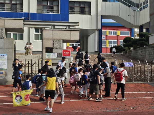 ▲대불초등학교에서 등교하는 학생들에게 전남학생교육수당 사용기한 안내장을 배부하고 있다.(사진제공=전라남도교육청)
