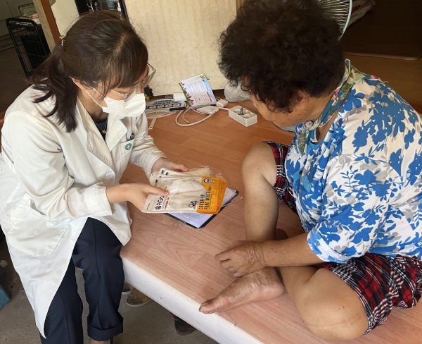 ▲장성군보건소가 건강 고위험군 주민들에게 마스크를 배부하고 있다.(사진제공=장성군)