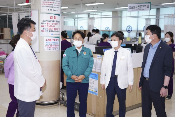 ▲강기정 광주광역시장이 추석 연휴를 앞두고 4일 오후 동구 조선대병원을 방문해 김진호 병원장 등 의료진과 응급의료 현안을 논의하고 있다.(사진제공=광주광역시)