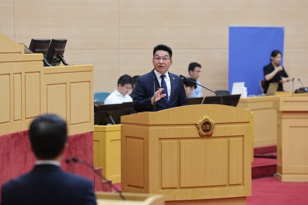 ▲전남도의회 김정이 의원은 지난 4일 열린 제384회 임시회 도정질문에서 “도내 선생님의 교육력 향상으로 학령인구 감소를 막아달라”고 주문했다.(사진제공=전라남도의회)