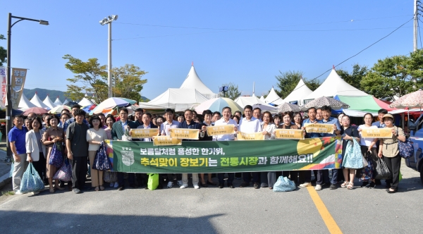 ▲담양군은 5일 추석 명절을 앞두고 창평 전통임시시장에서 장보기 행사를 진행했다.(사진제공=담양군)