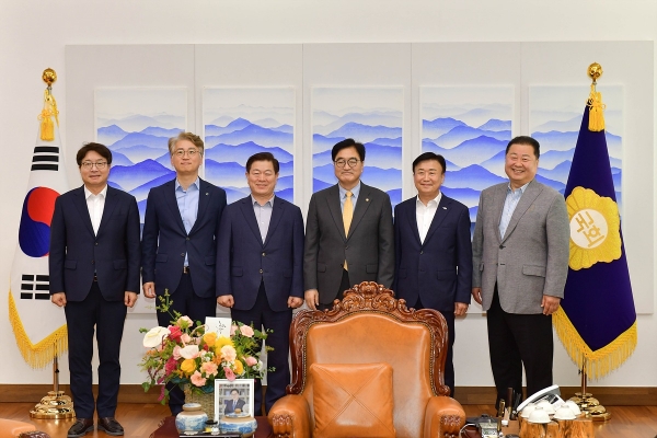 ▲정기명 여수시장이 우원식 국회의장을 만나 환담하고, ‘제33차 유엔기후변화협약 당사국총회(COP33) 유치’ 등 현재 추진 중인 굵직한 현안에 대한 적극적인 협조를 건의했다.(사진제공=여수시)