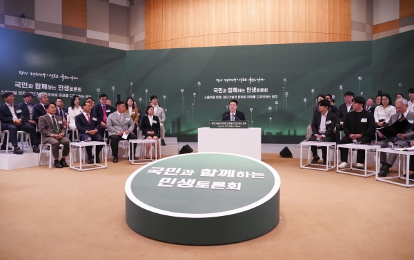▲윤석열 대통령과 강기정 광주광역시장이 5일 오후 광주 광산구 광주과학기술원(GIST) 오룡아트홀에서 열린 '국민과 함께하는 민생토론회, 첨단기술과 문화로 미래를 디자인하는 광주'에 참석한 가운데 토론이 진행되고 있다.(사진제공=광주전남사진기자단)