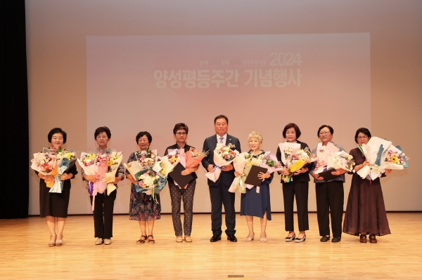 ▲양성평등주간 기념행사에서 진행된 여선권익증진과 양성평등 실현 유공자 시상식(사진제공=무안군)