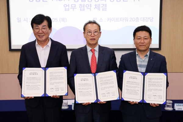 ▲장흥군과 엠디엠그룹, 농협중앙회 장흥군지부이 장흥쌀의 소비 촉진과 지역 경제 활성화에 협력하기로 업무협약을 맺었다.(사진제공=장흥군)