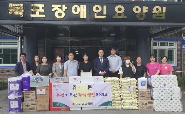▲전남도의회 나광국 예산결산특별위원장은 6일 무안군 관내 목포장애인요양원, 자혜양로원, 애중복지재단을 방문하여 이용자들을 위로하고 사회복지시설 종사자들과 소통하는 시간을 가졌다.(사진제공=전라남도의회)
