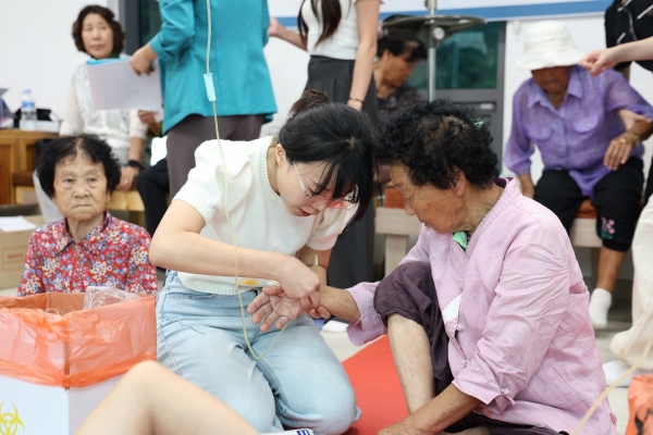 ▲순천시보건소 직원이 영양수액을 맞은 주민을 돌보고 있다.(사진제공=순천시)