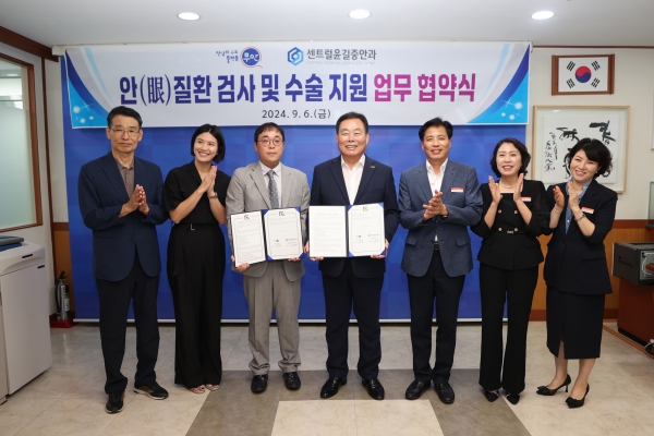 ▲무안군은 센트럴 윤길중 안과의원과 의료 지원 업무 협약식을 체결했다.(사진제공=무안군)