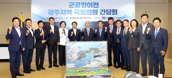 ▲강기정 광주광역시장이 6일 오후 시청 3층 비즈니스룸에서 군공항이전 광주 지역 국회의원 간담회를 가졌다.(사진제공=광주광역시)