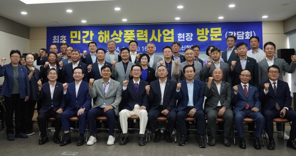 ▲목포시가 해상풍력 사업이 추진되고 있는 목포신항 현장을 방문하고 해상풍력 산업의 발전과 상생협력 방안을 공유했다.(사진제공=목포시)