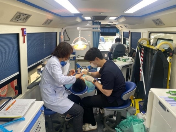 ▲고흥군은 지난 6일 결혼 이주민 가정 20명을 대상으로 맞춤형 구강건강 관리 서비스를 실시했다.(사진제공=고흥군)