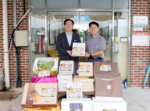 ▲영광군은 민족 고유의 명절인 추석을 맞이하여 관내 사회복지시설과 어려운 이웃을 방문, 위문품을 전달하고 위로와 격려의 말을 전하는 시간을 가졌다.(사진제공=영광군)
