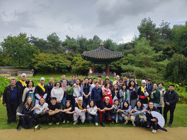 ▲지난 8일 순천시와 프랑스 낭트시 ‘라 폴리 데 플렌테스(La Folie des Plantes)’ 행사 이후 기념촬영 모습(사진제공=순천시)