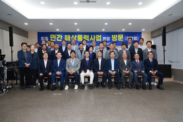▲지난 7일 최초 민간 해상풍력사업 현장 방문 기념 촬영을 하고 있다.(사진제공=신안군)