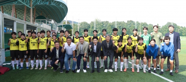 ▲광양여자고등학교 축구부 학생선수들과 운동부 관계자, 도교육청 관계자들이 기념사진 촬영을 하고 있다.(사진제공=전라남도교육청)