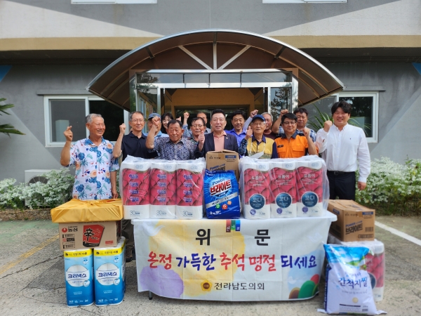 ▲김인정 전남도의원이 지난 9일 추석을 맞아 진도군 신진노인복지센터와 서경노인복지관을 방문해 정성이 담긴 명절 위문품을 전달하고 시설 관계자들을 격려했다.(사진제공=전라남도의회)