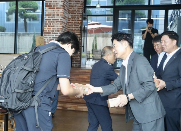 ▲김대중 전남교육감이 10일 순천매산고를 방문해, 등교하는 학생들에게 아침 간편식을 전달하고 있다.(사진제공=전라남도교육청)