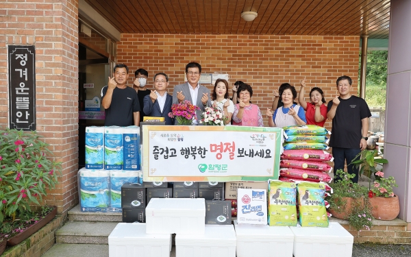 ▲함평군이 지난 9일 추석 명절을 맞이해 사회복지시설를 위문했다.(사진제공=함평군)