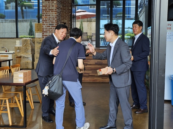 ▲김정희 교육위원장이 10일 순천매산고등학교를 방문하여 아침간편식을 나누고 있다.(사진제공=전라남도의회)