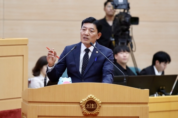 ▲전남도의회 정철 의원은 최근 열린 제384회 임시회 제3차 본회의 도정질문에서 “지방소멸대응기금을 목적에 맞게 사용해 달라”고 주문했다.(사진제공=전라남도의회)