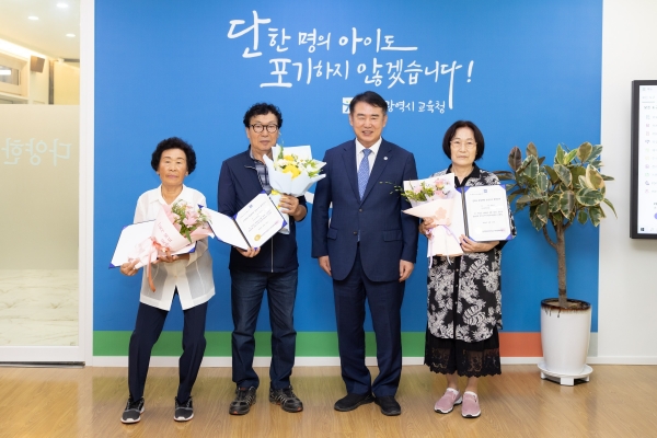 ▲이정선 광주시교육감은 10일 교육감실에서 ‘2024년도 제2회 초·중·고졸 검정고시’에 최고령으로 합격한 3명에 대해 합격증서를 수여했다.(사진제공=광주광역시교육청)