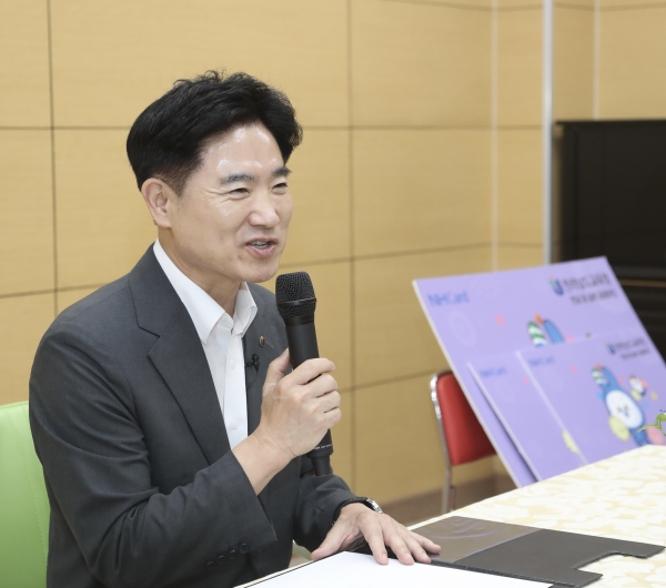 ▲김대중 전남교육감과 순천왕지초등학교 학생들이 ‘전남학생교육수당 슬기롭게 사용하기’를 주제로 대화의 시간을 갖고 있다.(사진제공=전라남도교육청)