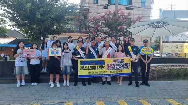 ▲보성교육지원청은 10일 벌교초등학교와 벌교여자중학교에서 등교하는 학생들을 대상으로 학교폭력 예방 캠페인을 실시했다.(사진제공=보성교육지원청)