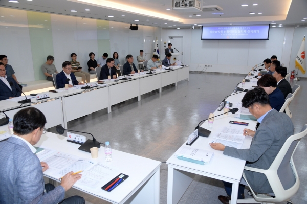 ▲고광완 광주광역시 행정부시장이 10일 오전 시청 소회의실에서 열린 ‘더현대 광주 복합쇼핑몰 신활력행정협의체’ 본회의에 참석해 건축인허가 추진 현황을 보고받고 국비 지원사업을 논의하고 있다.(사진제공=광주광역시)