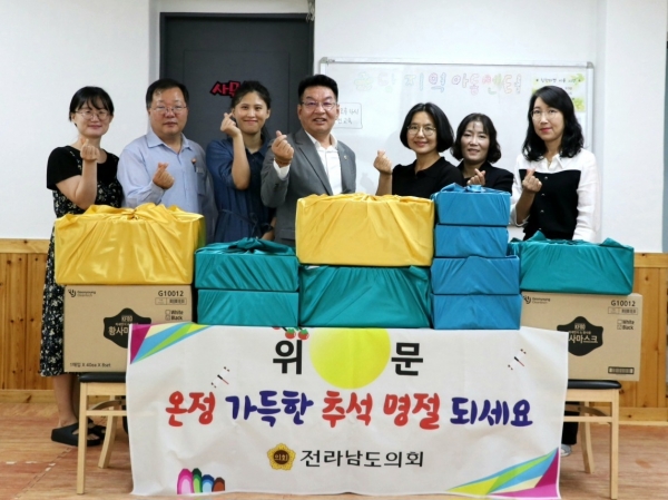 ▲전남도의회 김정이 의원은 11일 추석을 앞두고 ‘금당지역아동센터’를 방문해 위문품을 전달하고 시설 종사원들을 격려했다.(사진제공=전라남도의회)