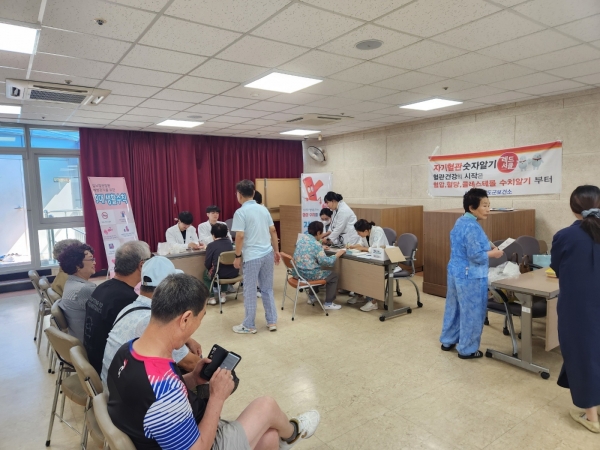 ▲진도군은 심뇌혈관질환 예방관리 주간을 맞아 9월 2일부터 6일까지 5일간, 혈압·혈당·콜레스테롤 측정, 심뇌혈관질환 교육, 홍보영상을 시청할 수 있는 레드서클존(건강 부스)을 운영했다.(사진제공=진도군)