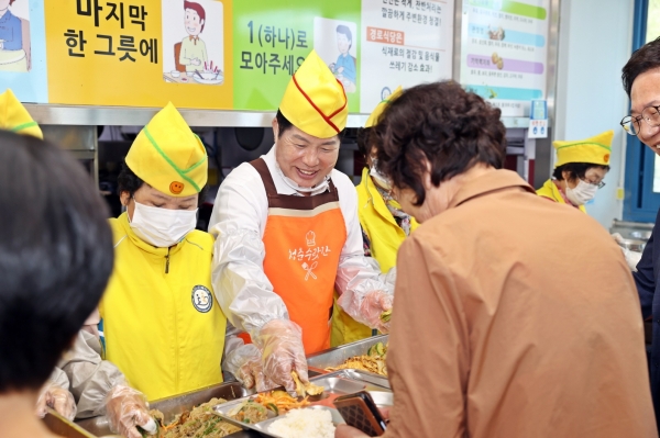 ▲공영민 고흥군수는 경로식당 2곳을 방문하여 300여 명의 어르신들에게 자원봉사자들과 함께 배식 봉사를 하며 어르신들의 안부를 살폈다.(사진제공=고흥군)