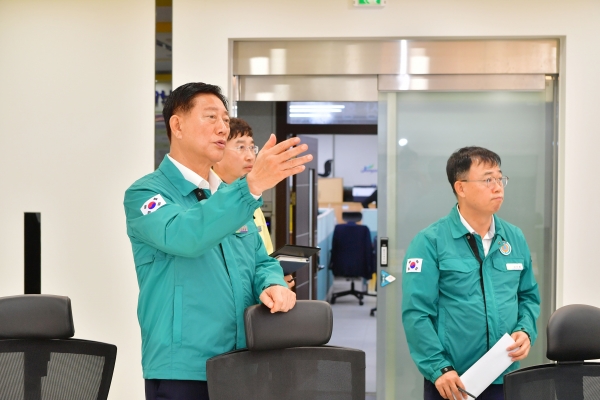 ▲대비상황 보고를 받고있는 김한종 장성군수(사진제공=장성군)