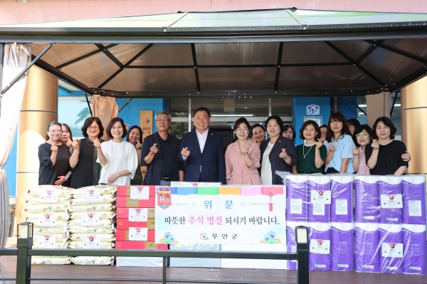▲사회복지시설을 위문한 김산 무안군수(사진제공=무안군)