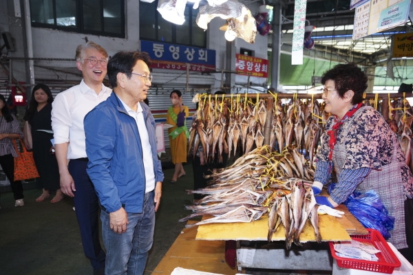 ▲강기정 광주광역시장이 추석명절을 앞두고 11일 오전 서구 양동전통시장을 찾아 제수용품을 구매하며 상인들을 격려하고 있다.(사진제공=광주광역시)