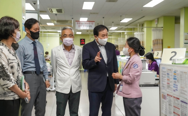 ▲박홍률 목포시장이 한국병원‧목포시의료원 응급실을 방문해 응급의료에 최선을 다해줄 것을 당부하고 있다.(사진제공=목포시)