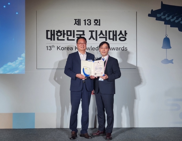 ▲aT ‘대한민국 지식대상’ 행정안전부 장관상 수상 (aT 기노선 부사장(사진 왼쪽), 행정안전부 이용석 디지털정부혁신실장(오른쪽))
