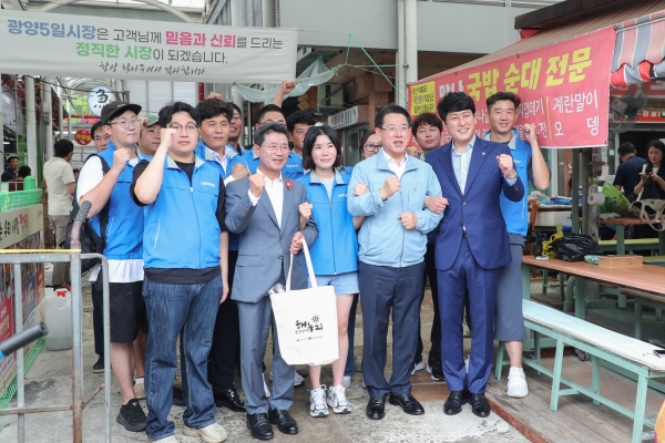 ▲광양시는 지난 11일 광양5일시장에 방문해 추석 대목을 앞두고 장보기 행사에 참여했다.(사진제공=광양시)