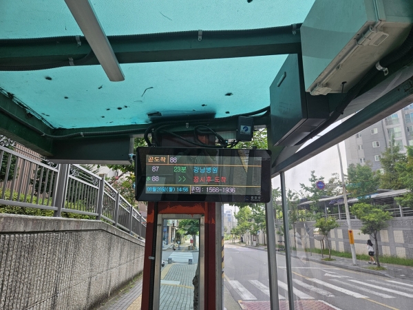 ▲광양시는 노후화된 버스정보안내단말기(BIT)를 교체하고 신규 단말기를 설치하는 공사를 약 3억 원의 예산을 들여 완료했다.(사진제공=광양시)