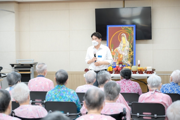 ▲노관규 순천시장은 지난 10일 노인요양시설인 송광실버하우스를 방문하여 시설 관계자와 생활자들을 격려했다.(사진제공=순천시)