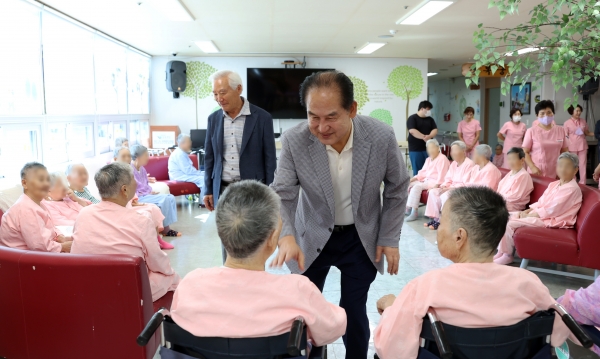 ▲김희수 진도군수는 지난 10일 사회복지시설을 방문해 위문품을 전달했다.(사진제공=진도군)