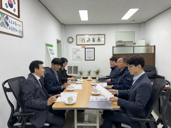 ▲전남교육청과 도로교통공단 관계자들이 전남 직업계고 저소득층 학생을 위한 운전면허 비용 지원 방안을 협의하고 있다.(사진제공=전라남도교육청)