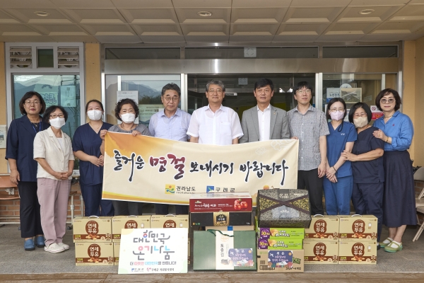 ▲구례군은 지난 12일 민족 고유의 명절 추석을 앞두고 관내 사회복지시설 등을 대상으로 위문 활동을 펼쳤다.(사진제공=구례군)