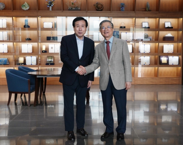 ▲박홍률 목포시장이 이한준 한국토지주택공사 사장을 만나 임성지구 도시개발사업 신속 추진을 협력하기로 했다.(사진제공=목포시)