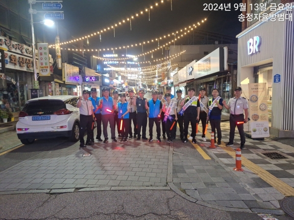 ▲광주 광산경찰서 송정파출소는 13일 민족 대명절 추석을 앞두고 민·경 합동 범죄 예방 캠페인을 실시했다.(사진제공=송정파출소)