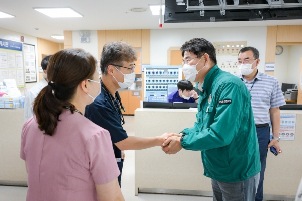 ▲노관규 순천시장은 13일 성가롤로병원을 방문하고 박명옥 원장 등 병원관계자와 간담회를 통해 권역응급의료센터 의사와 간호사들의 고충과 의료 현장의 애로사항을 경청했다.(사진제공=순천시)
