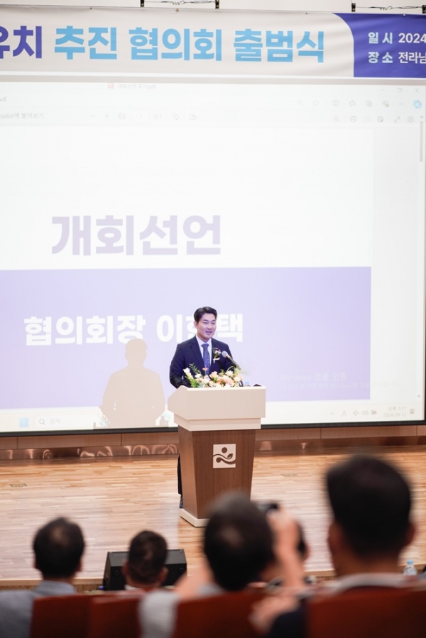 ▲순천시 ‘해룡면 고등학교 유치 추진 협의회’는 최근 전남 동부청사 1층 이순신 강당에서 출범식을 개최한 가운데 이현택 회장이 인사말을 하고 있다(사진제공=해룡면 고등학교 유치 추진 협의회)